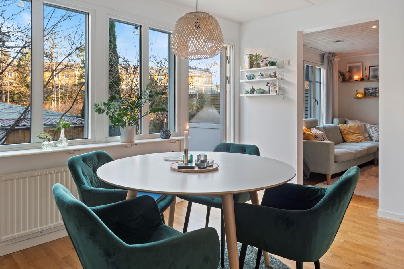 Utgång till altanen från köket.