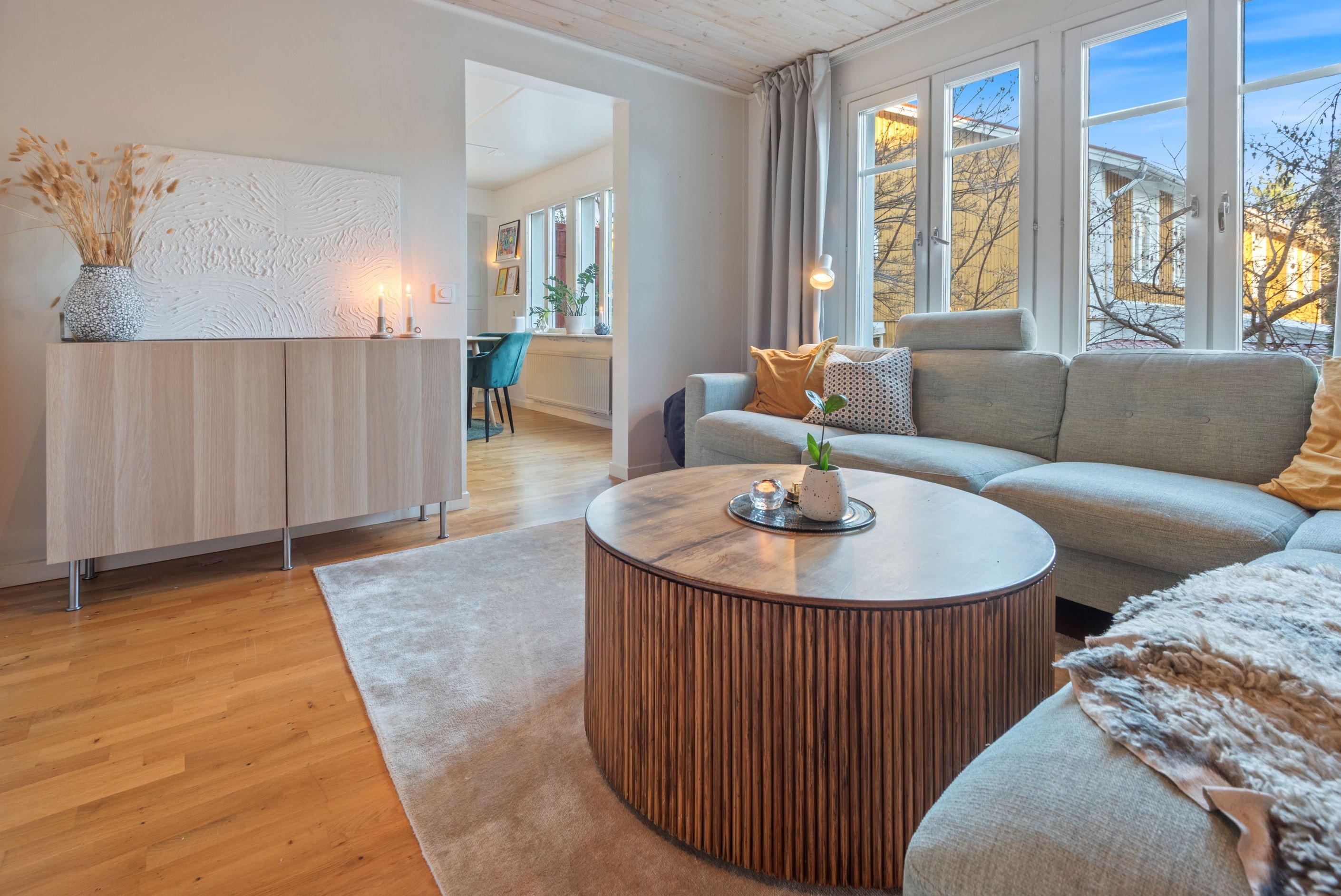 Vardagsrum i anslutning till kök.