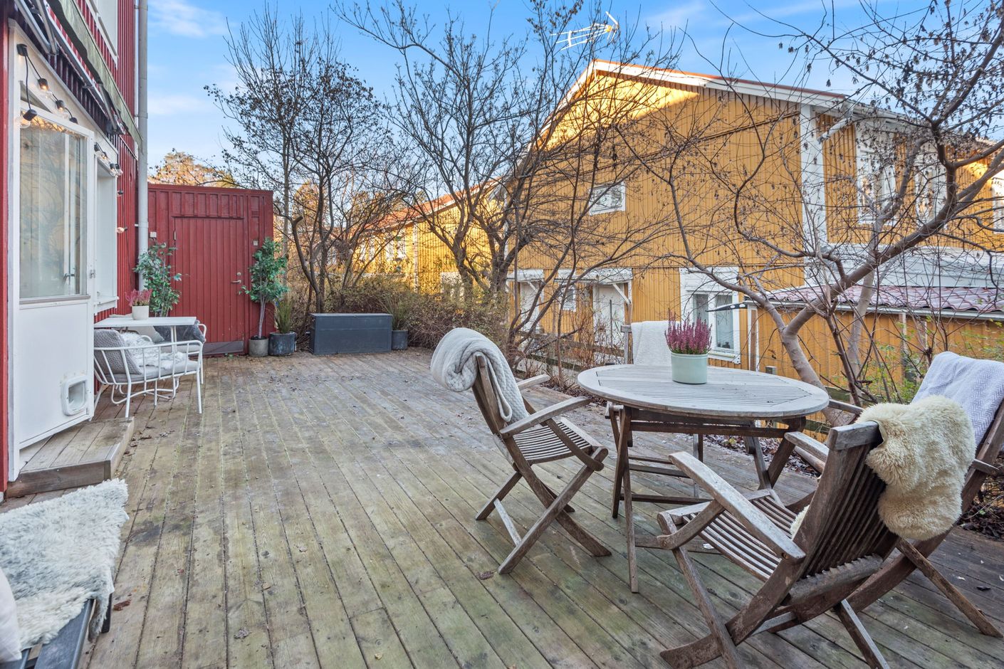 Altan på baksidan med stort förråd (ca 6 kvm).