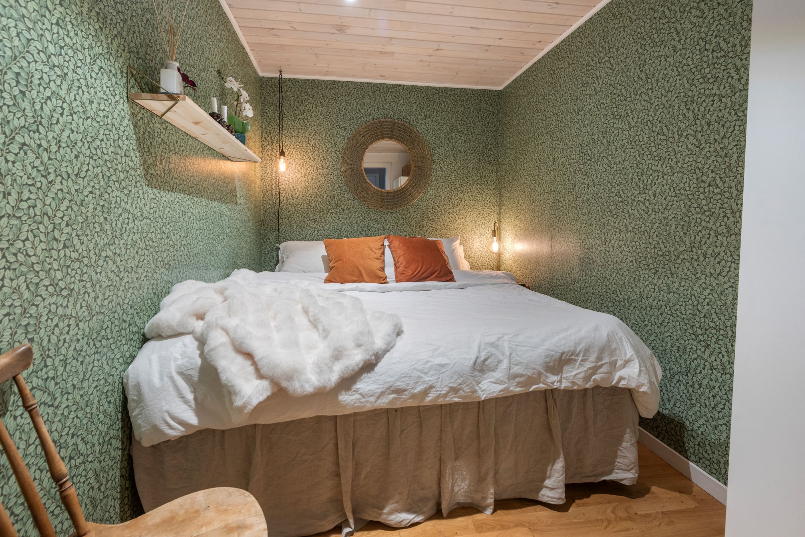 Gulligt inrett sovrum/ extrarum (utan fönster).