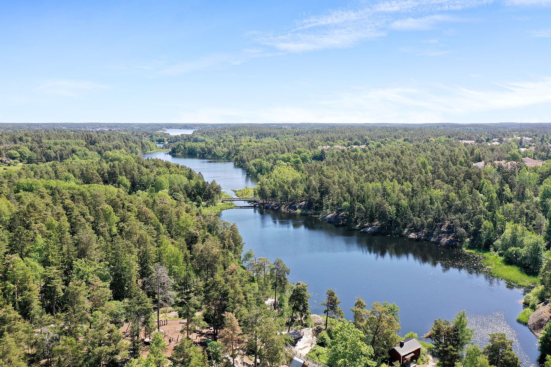 Lekpark vid skogen och Ösby sjö
