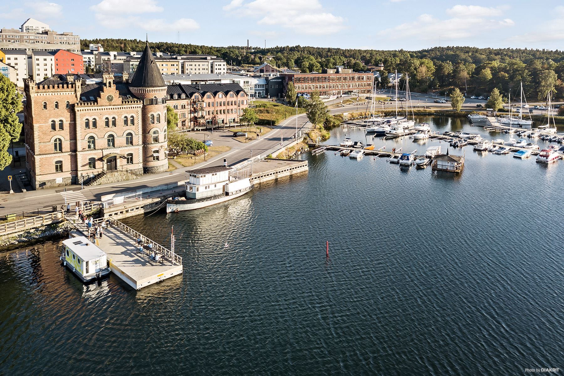 Vy över båtbryggor, Tornhuset och Gustavsbergs hamn