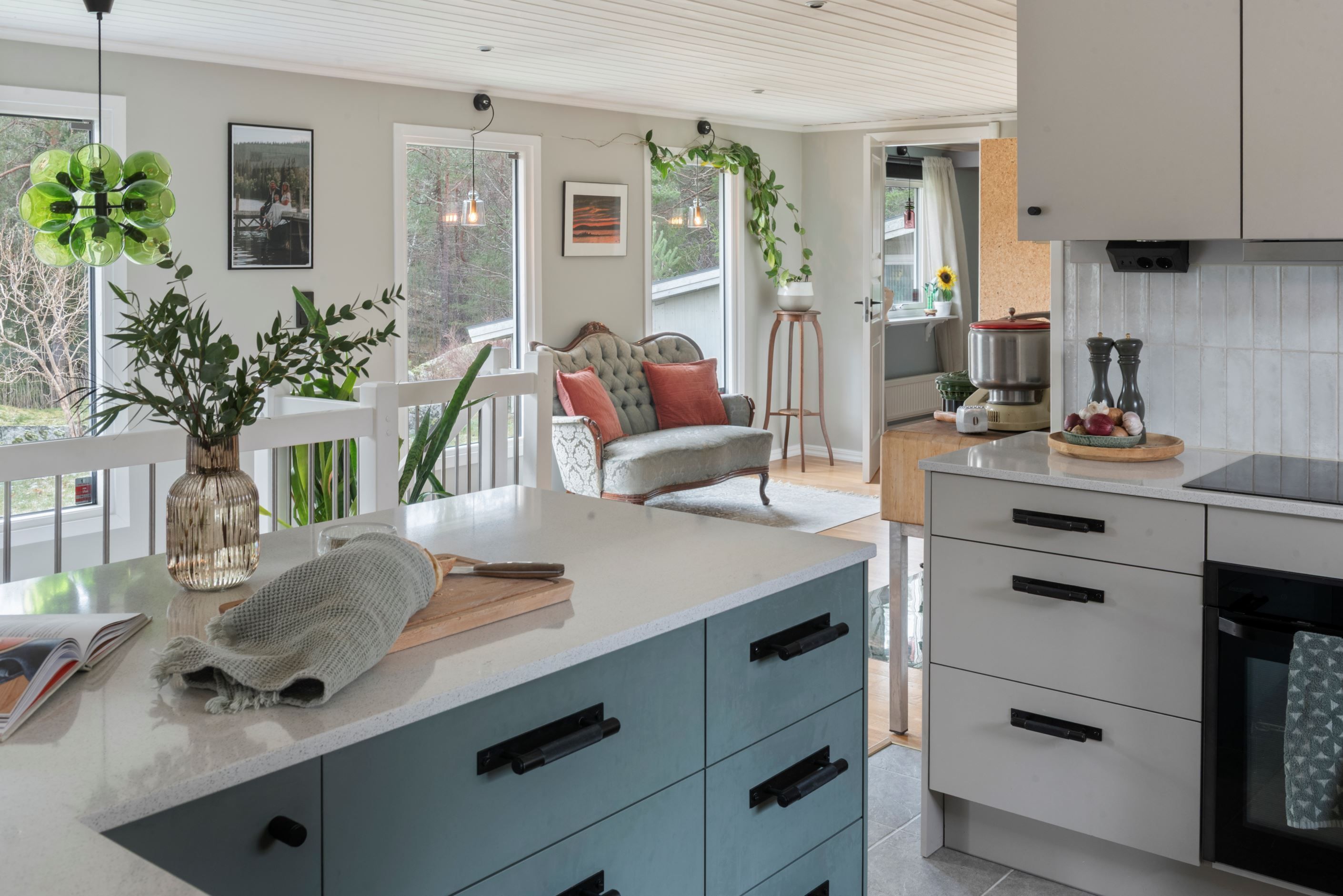 Nytt stilfullt kök (2023) centralt beläget i huset.