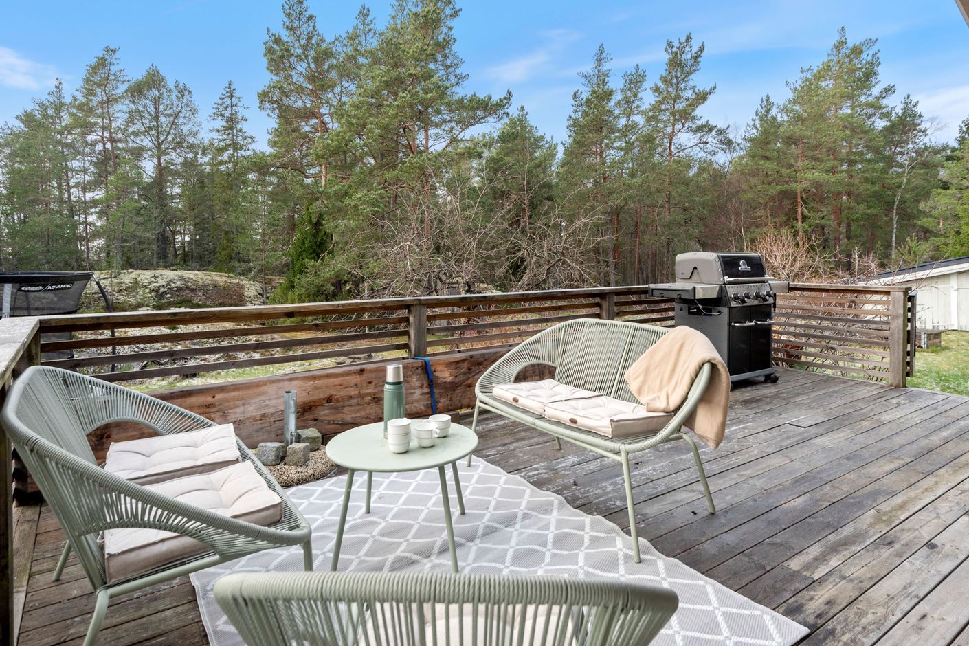 Altan i bästa sydvästläge med vy ut mot naturen