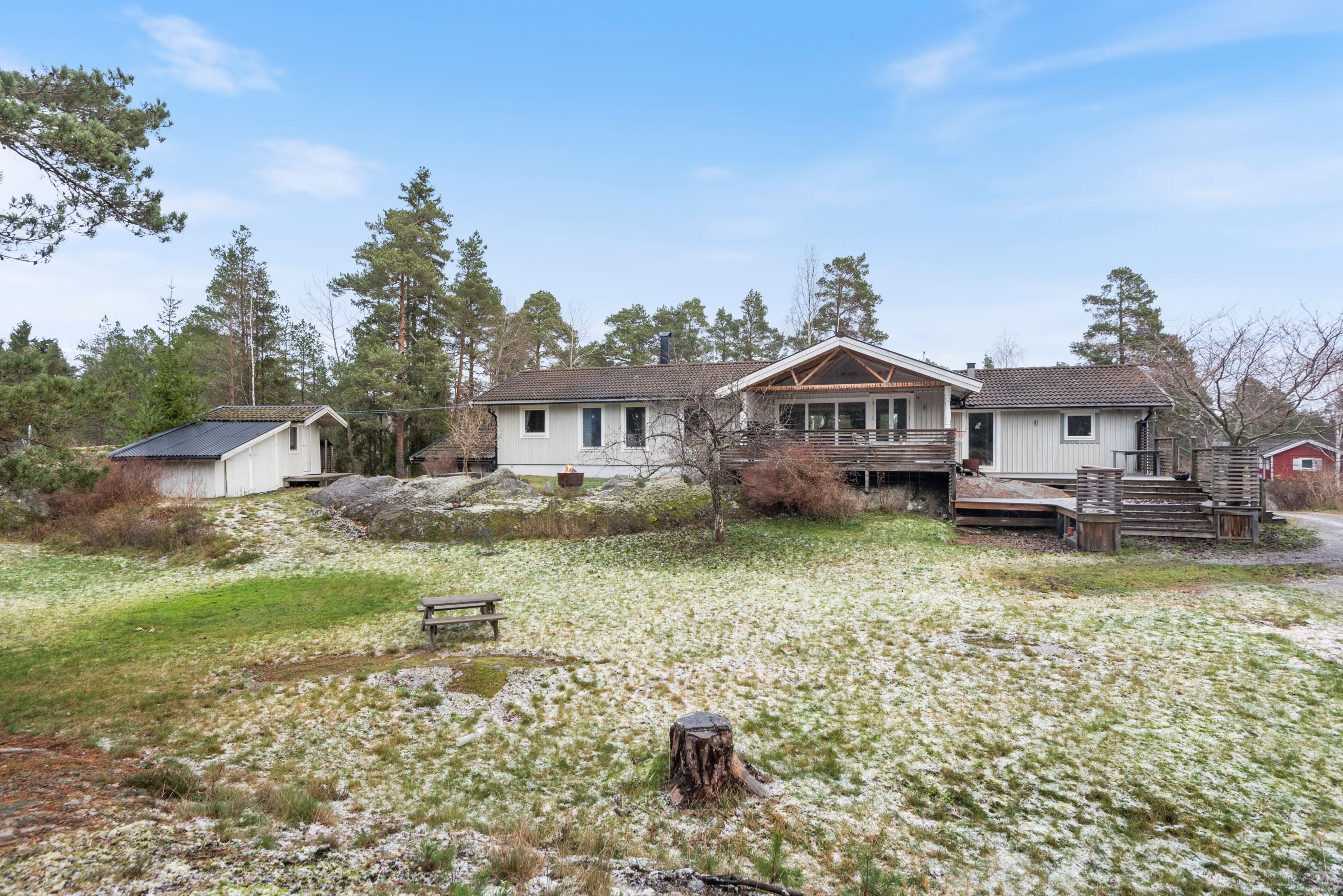 Stor gräsmatta för umgänge och lek.