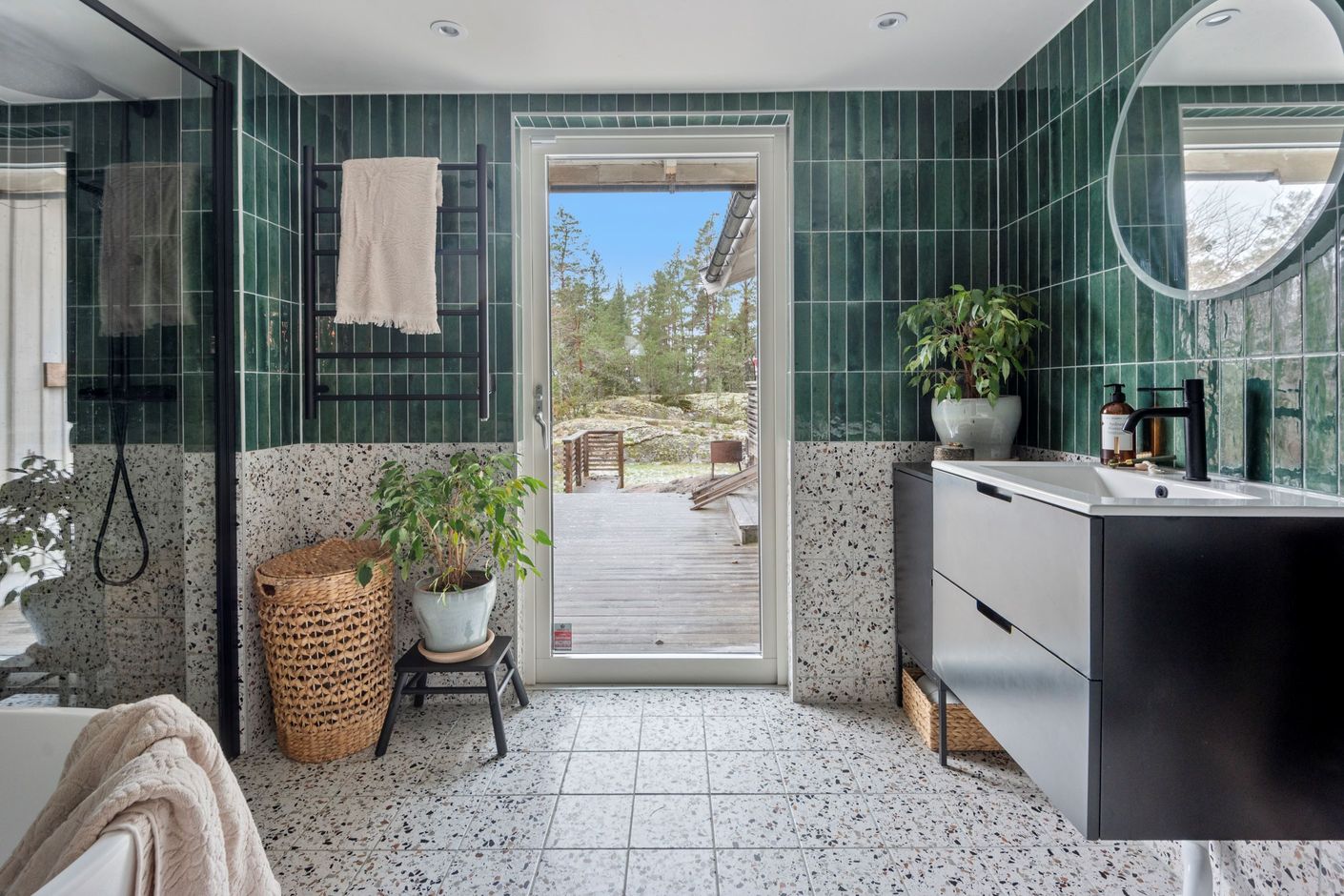 Badrum från år 2022 med utgång till trädgården