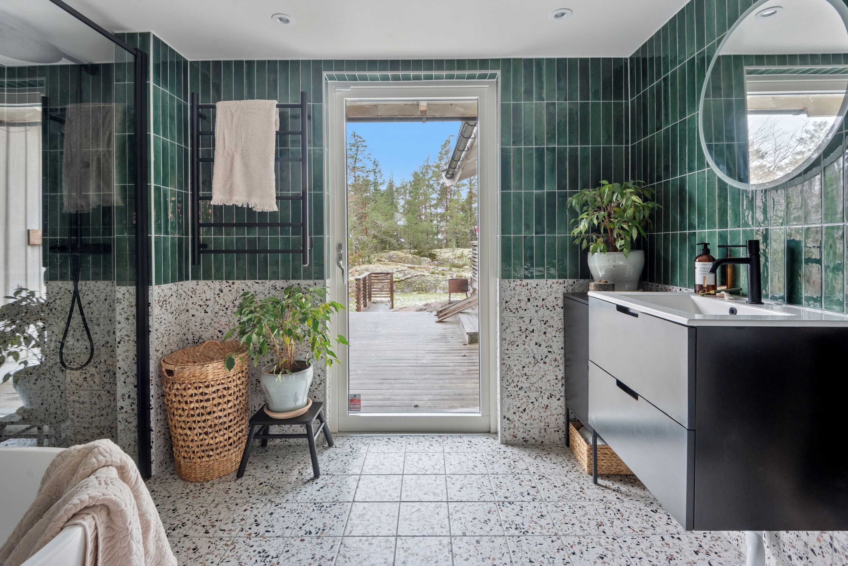 Badrum från år 2022 med utgång till trädgården
