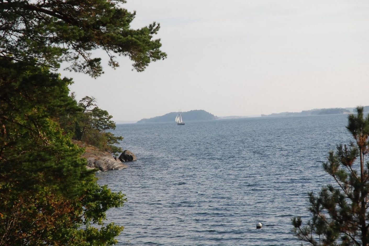 Havsutsikten vid båtplatser och bastu vid Grönskan