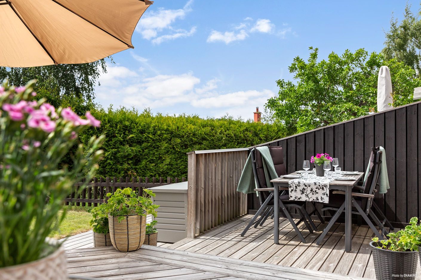 Öppet, soligt och fint söderläge på altanen.