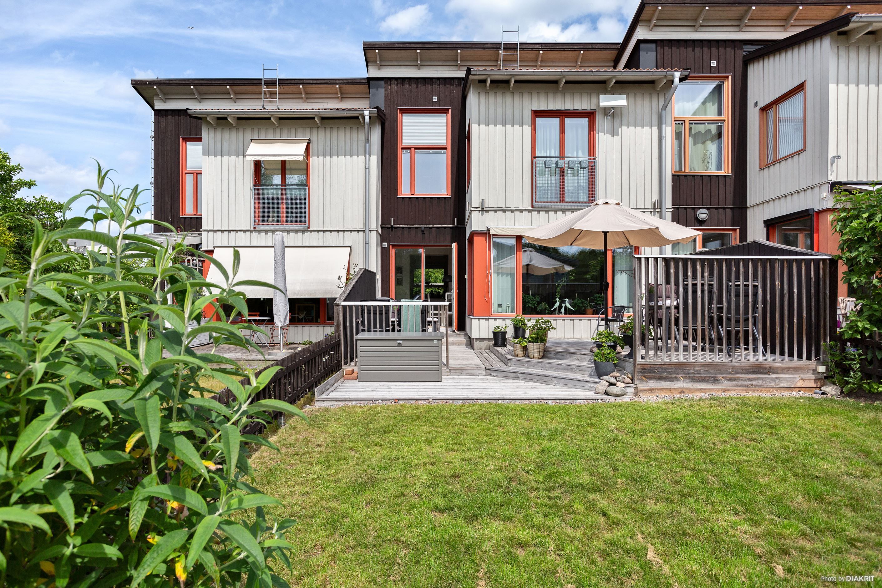 Snygg arkitektur, gräsmatta i söderläge samt härligt altandäck.