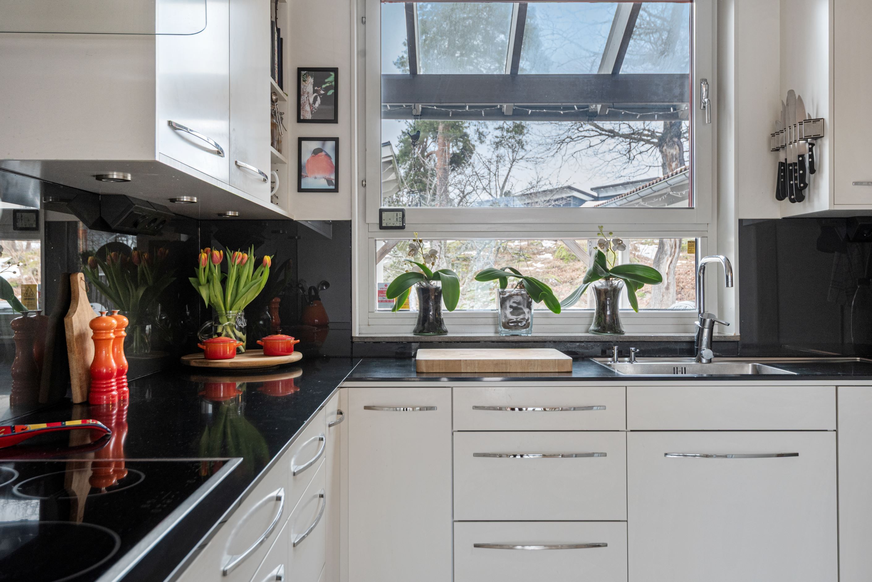 Påkostade materialval i form av bänkskiva av svart granit.