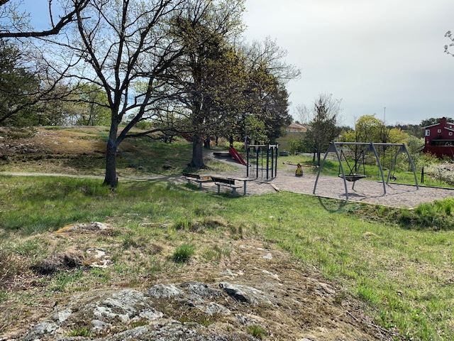 Lekplats och skogsdunge på höjden ovanför Öhmans väg, Hjalmar Olsons väg & Rättarvägen