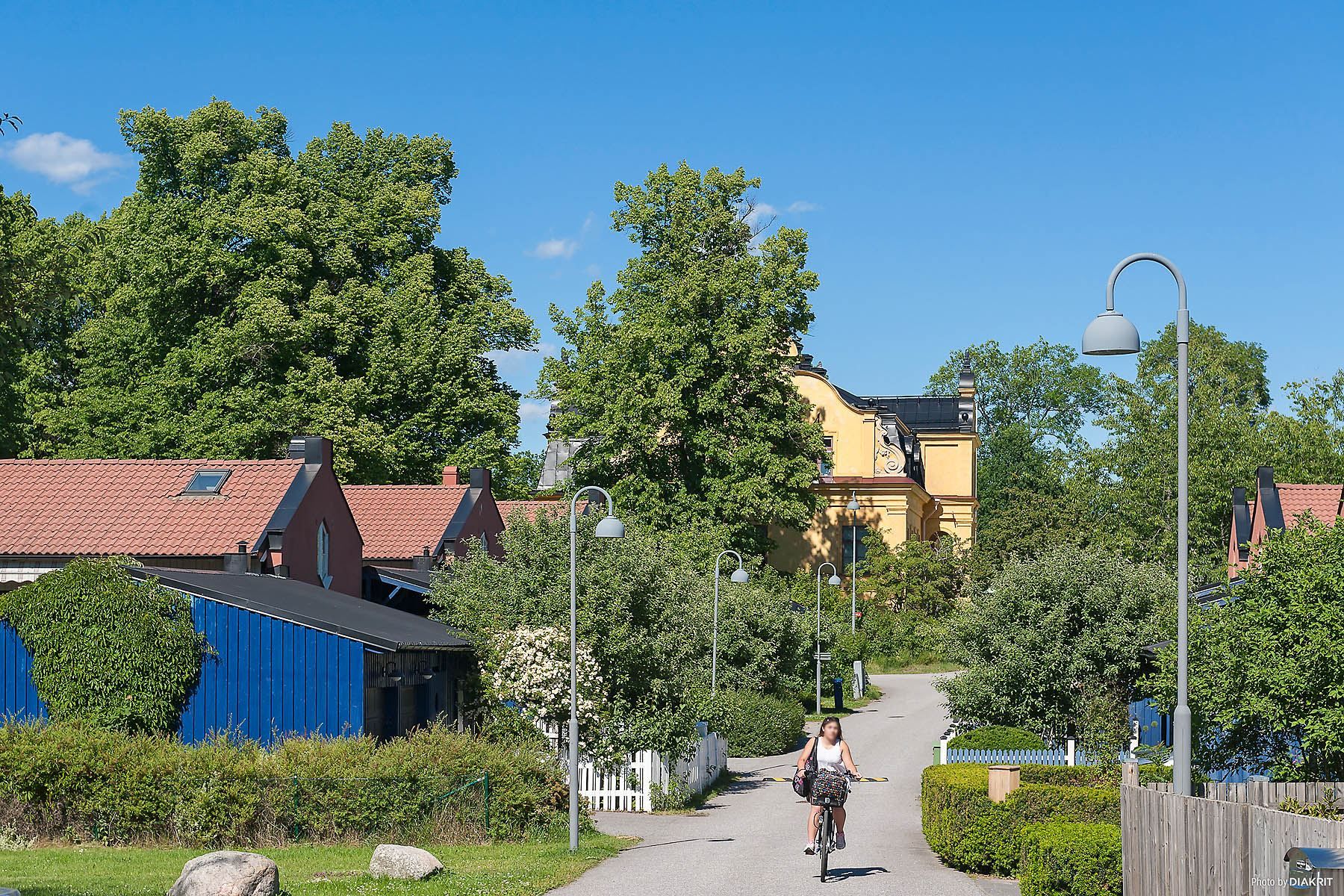 Oxenstiernas Väg med Farsta Slott i bakgrunden.