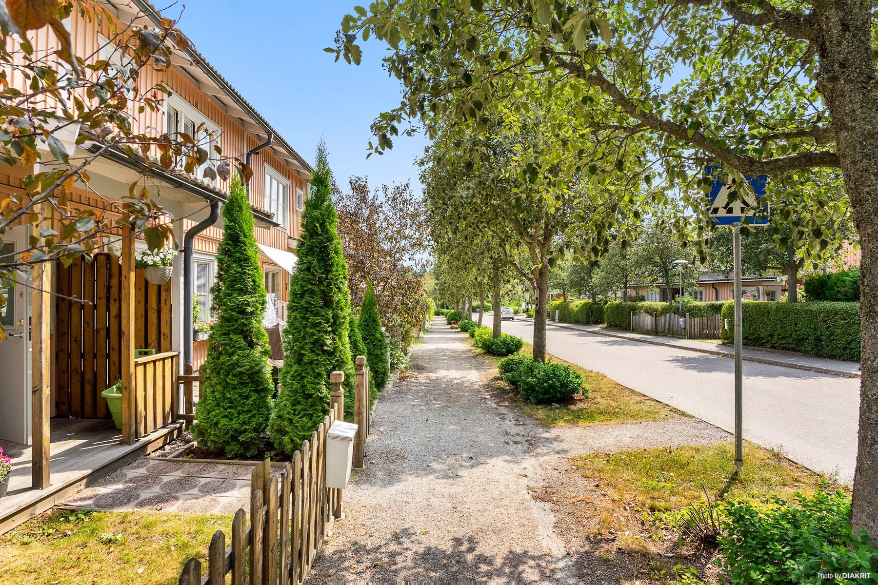 Idyllisk grusväg längst med byggnaden