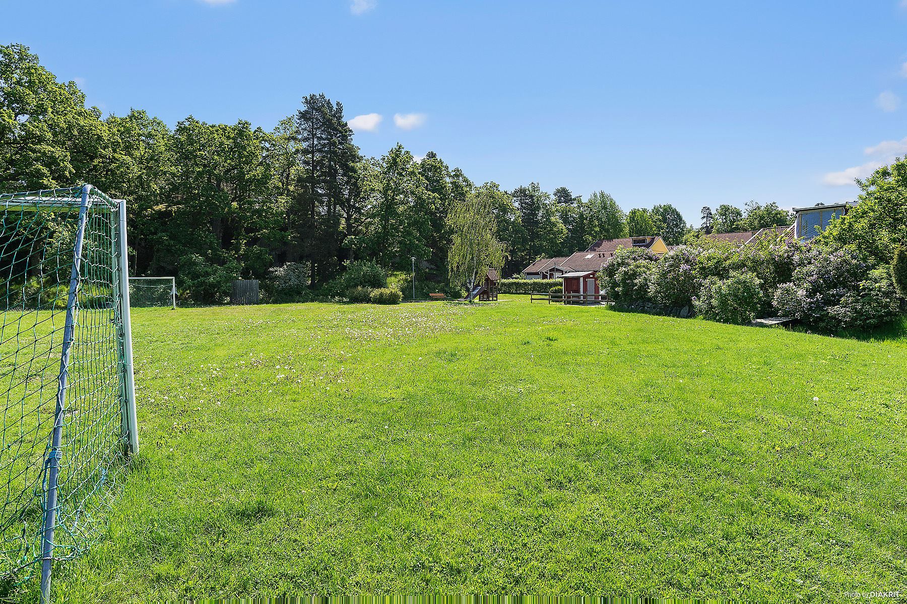 Äng och lekplats nedanför Gärdsmygsvägen