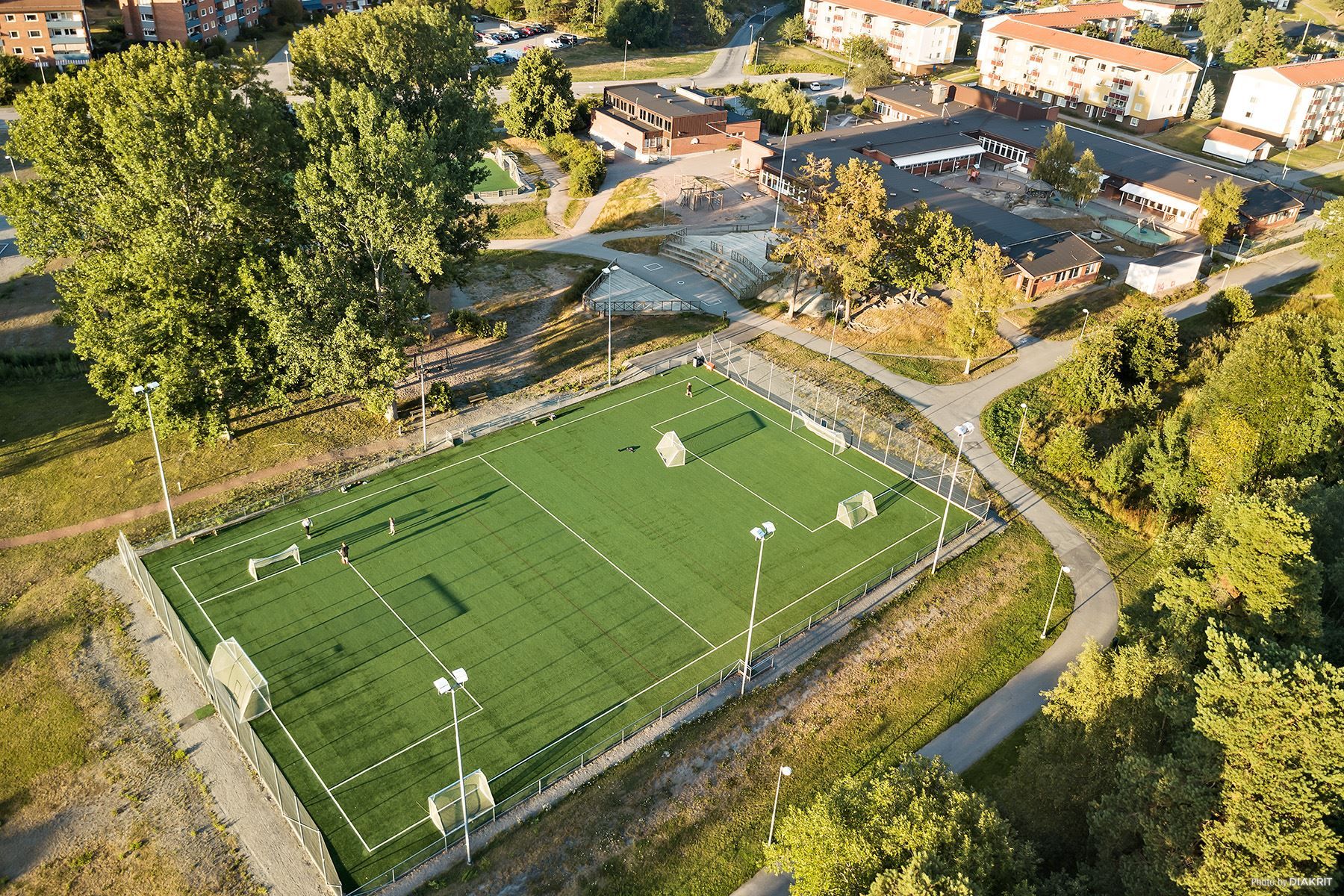 Munkmoraskolan med ytor för lek och spel