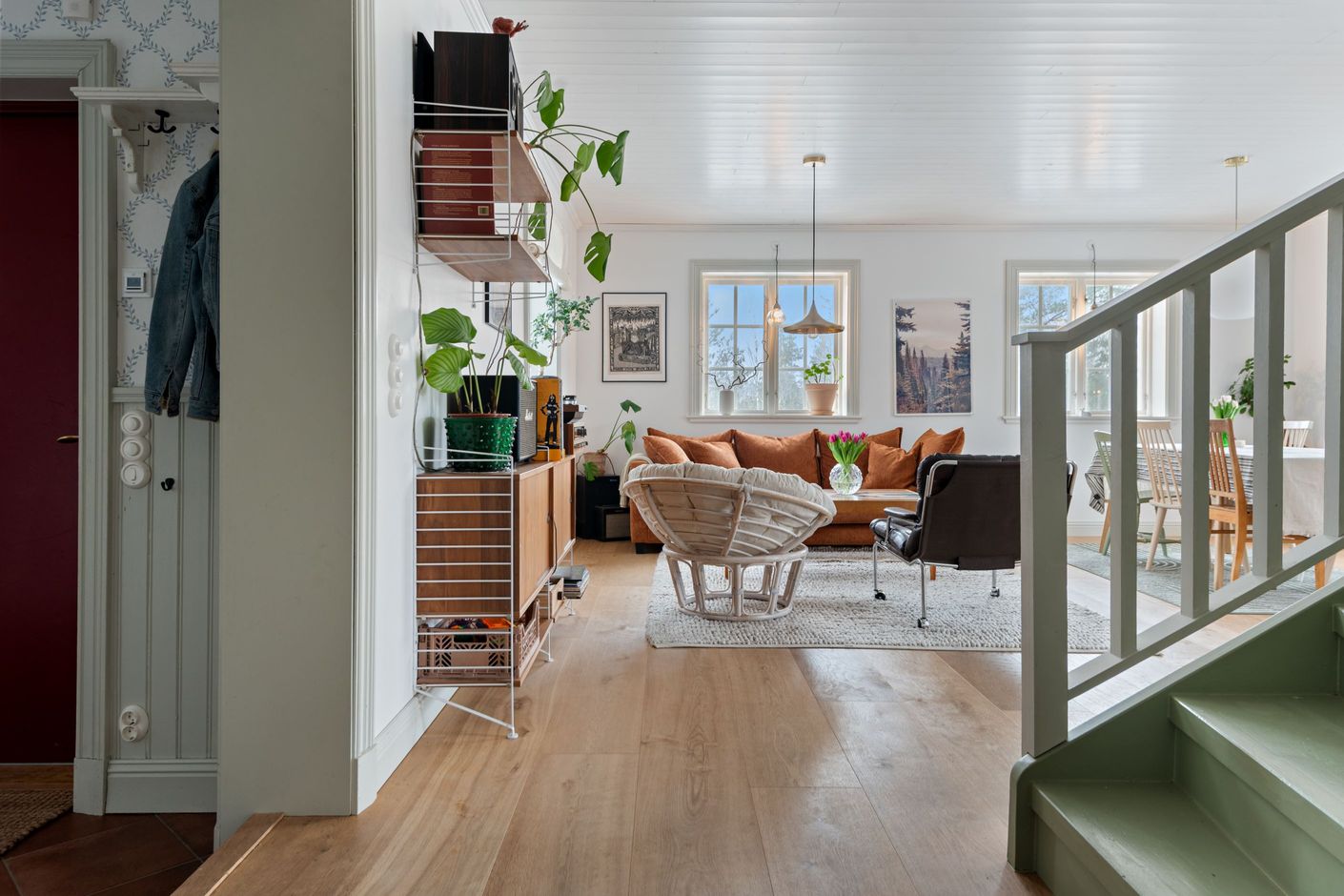 Höga socklar, bröstpanel, trägolv med extra breda plankor samt spröjs i fönstren.