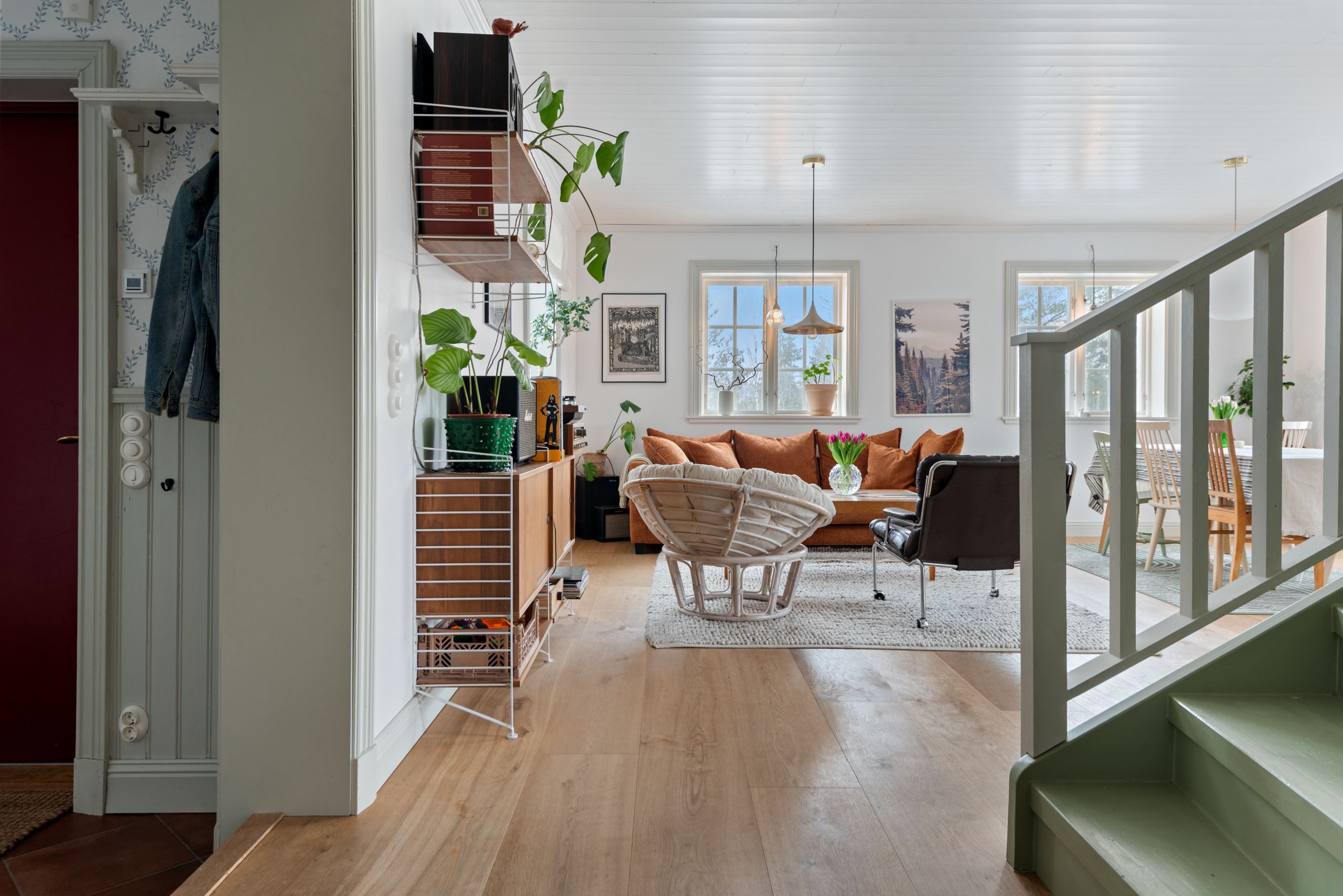 Höga socklar, bröstpanel, trägolv med extra breda plankor samt spröjs i fönstren.