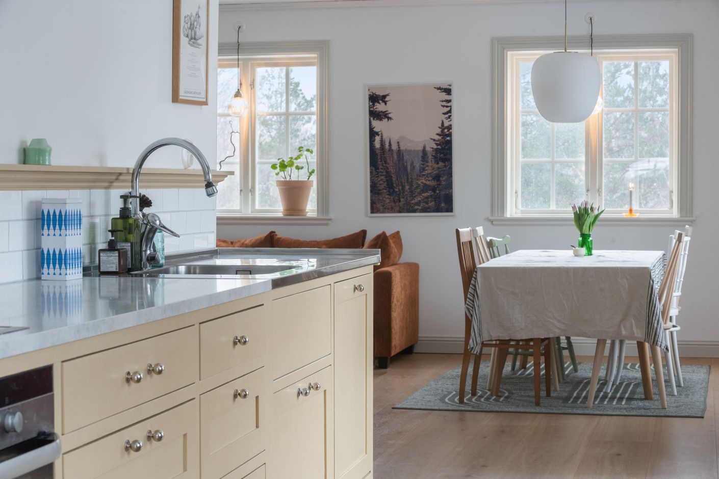 Kök i äldre stil med genomtänkta färgval och estetik.