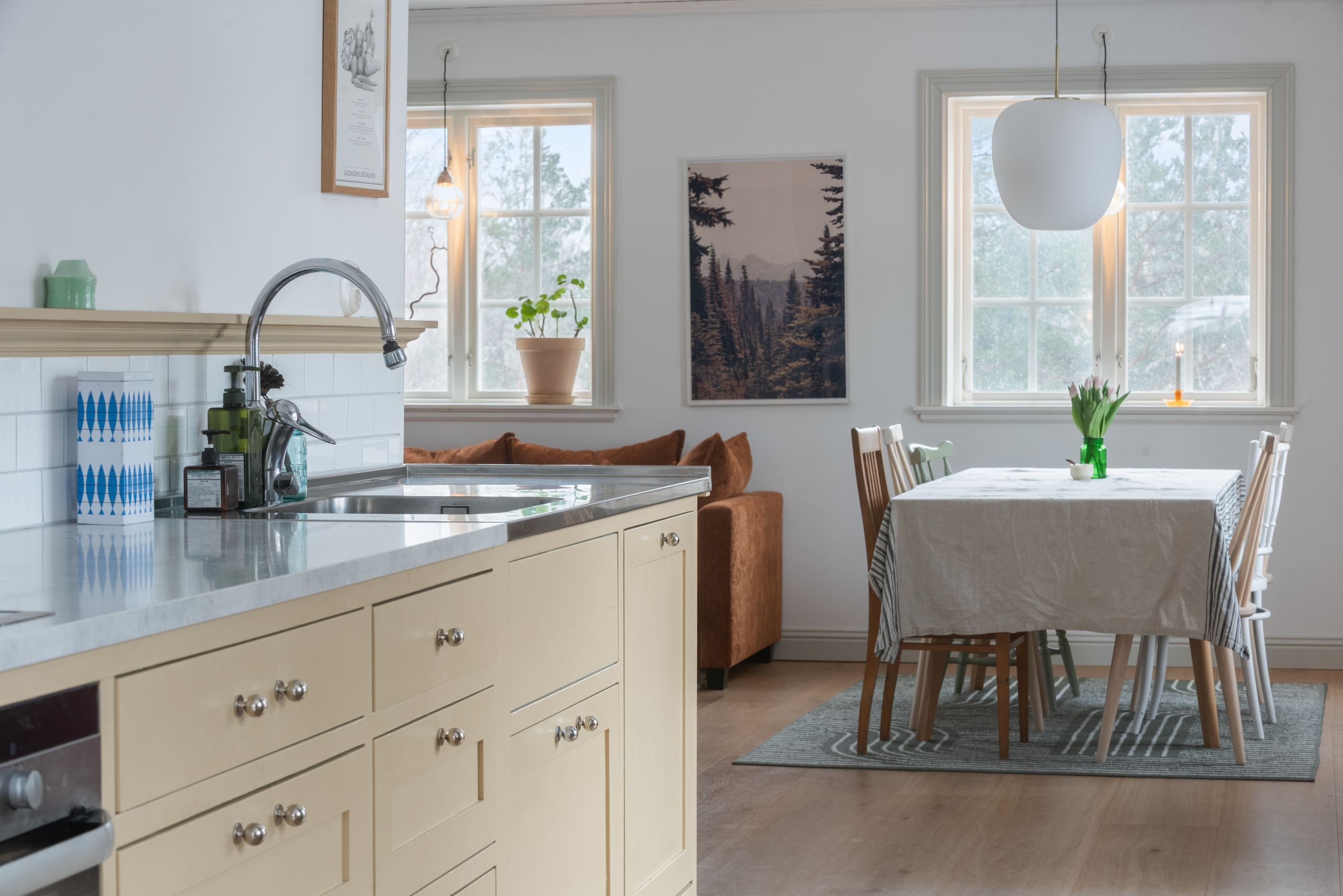 Kök i äldre stil med genomtänkta färgval och estetik.