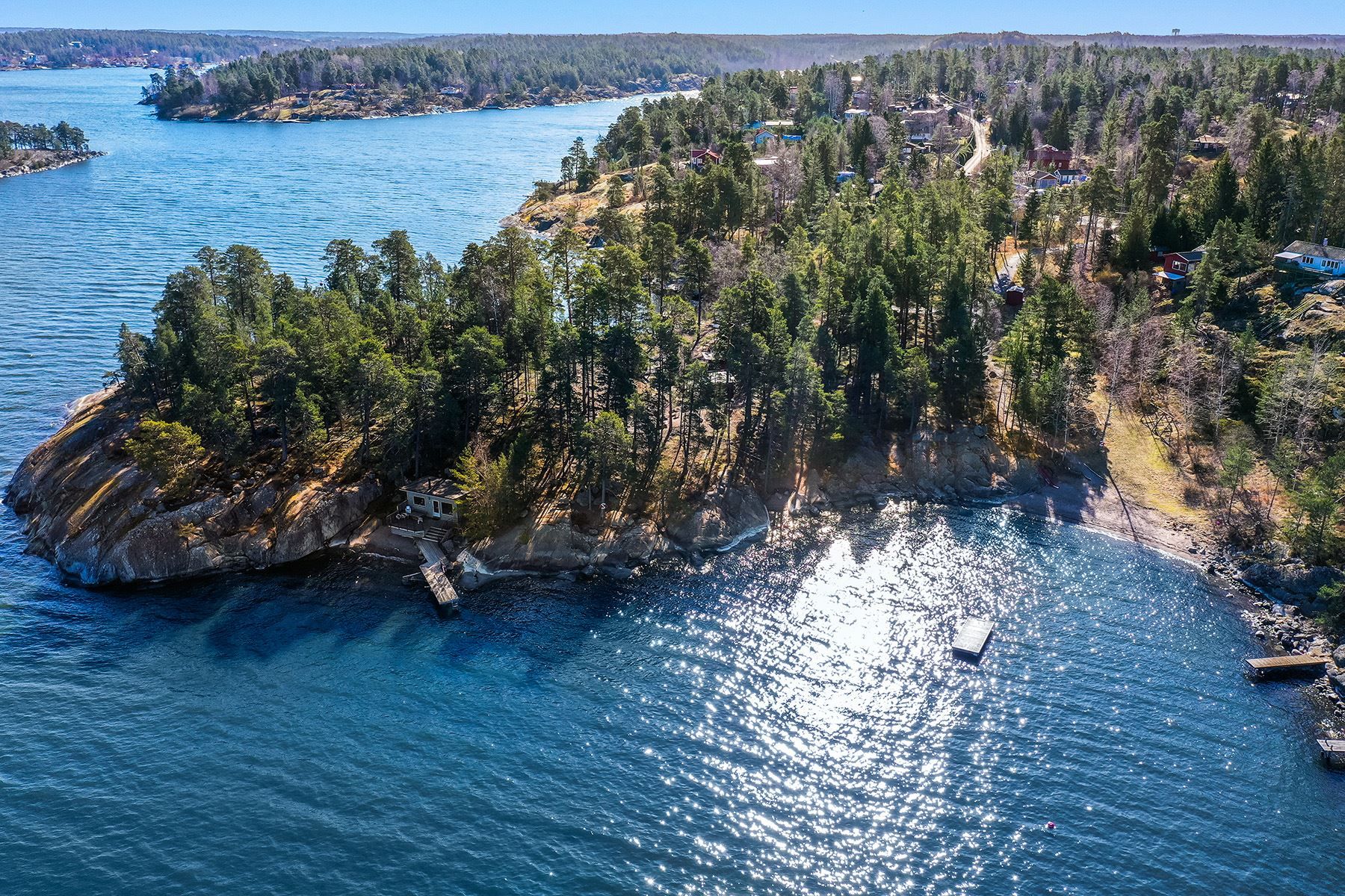 Badvik med strand, lekplats, grillplats och fotbollsplan