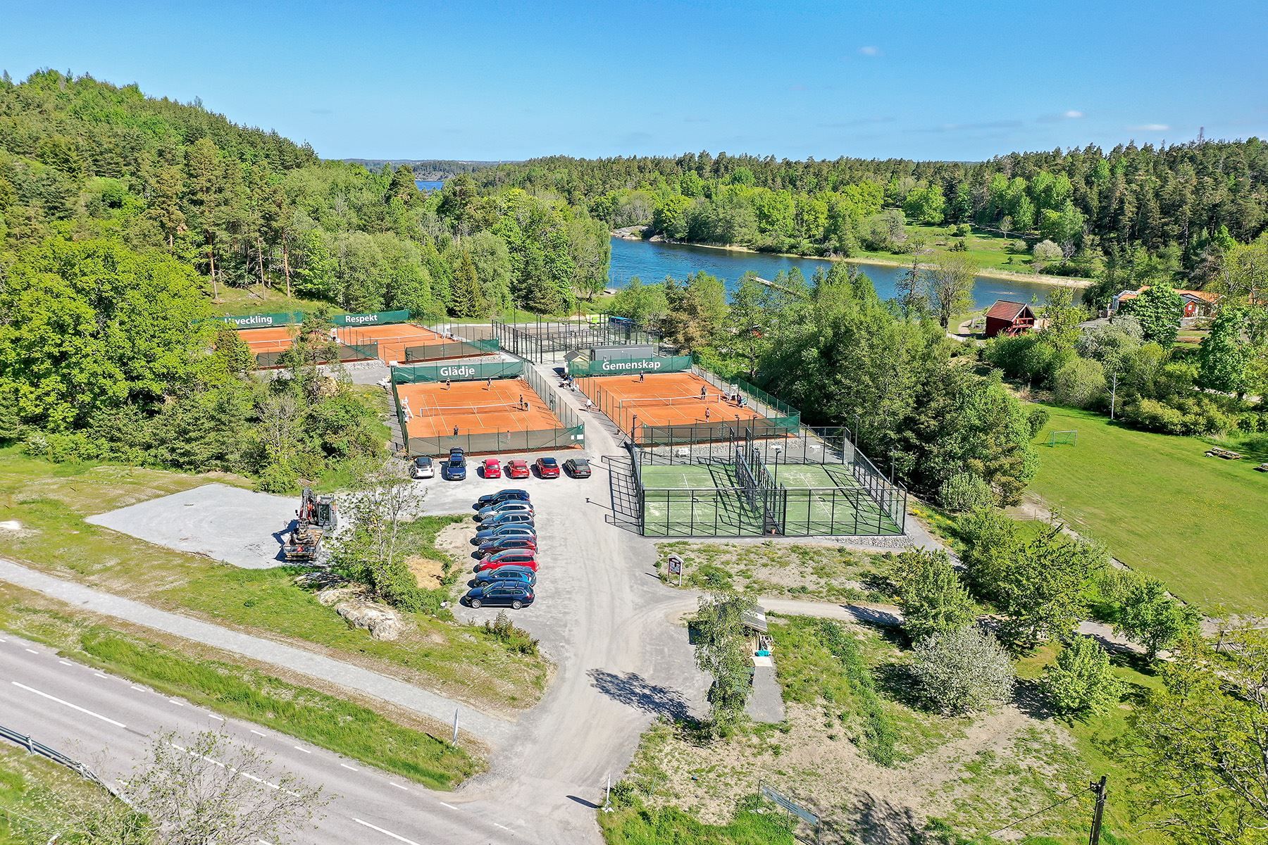 Padel och tennisbanor vid Skeviks gård