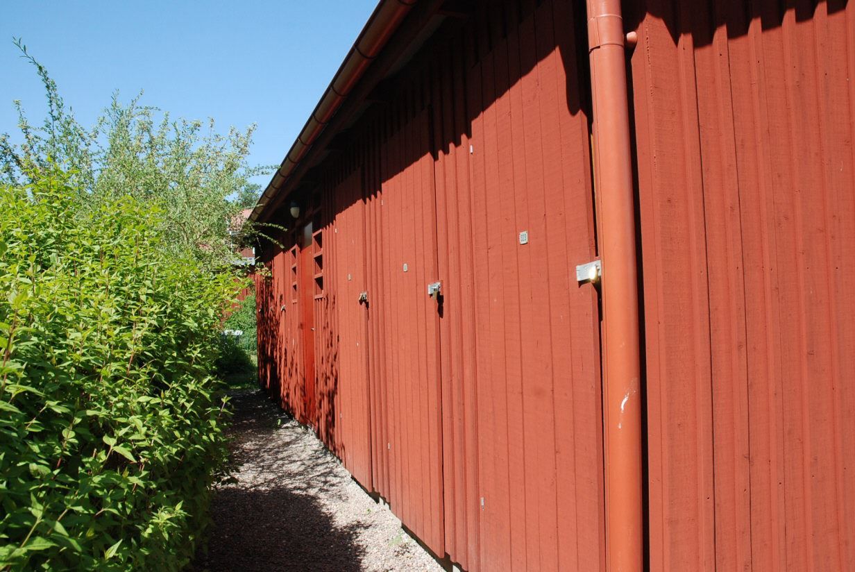 Förrådslänga på gården