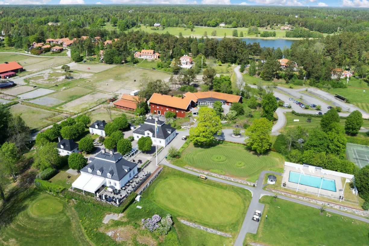 Fågelbro säteri med tillhörande pool, stall mm