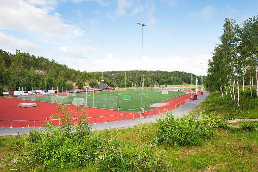 Stor idrottsplats med konstgräs