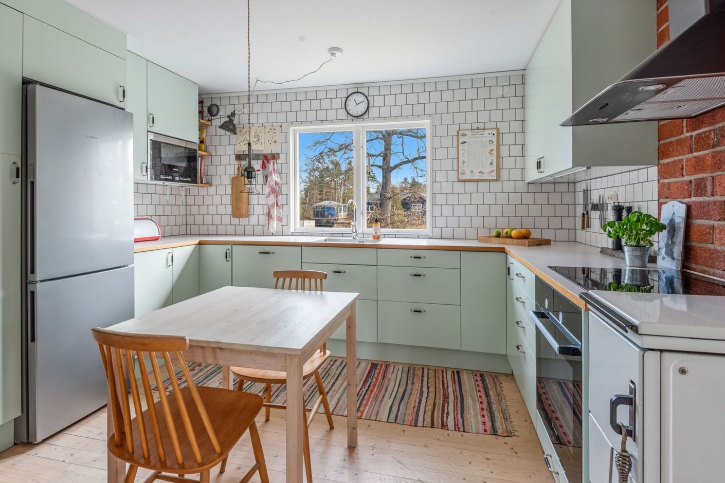 Moderniserat kök med lantlig touch! Synlig murstock, vedspis och gott om arbetsytor.