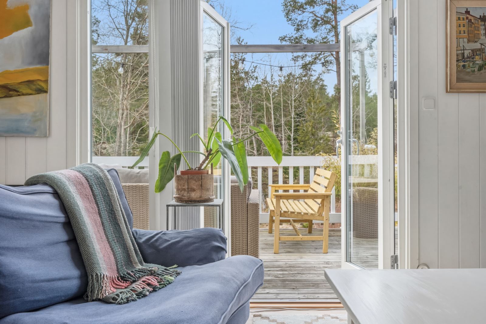 Fyra entrédörrar ut vilket underlättar utelivet på sommaren!