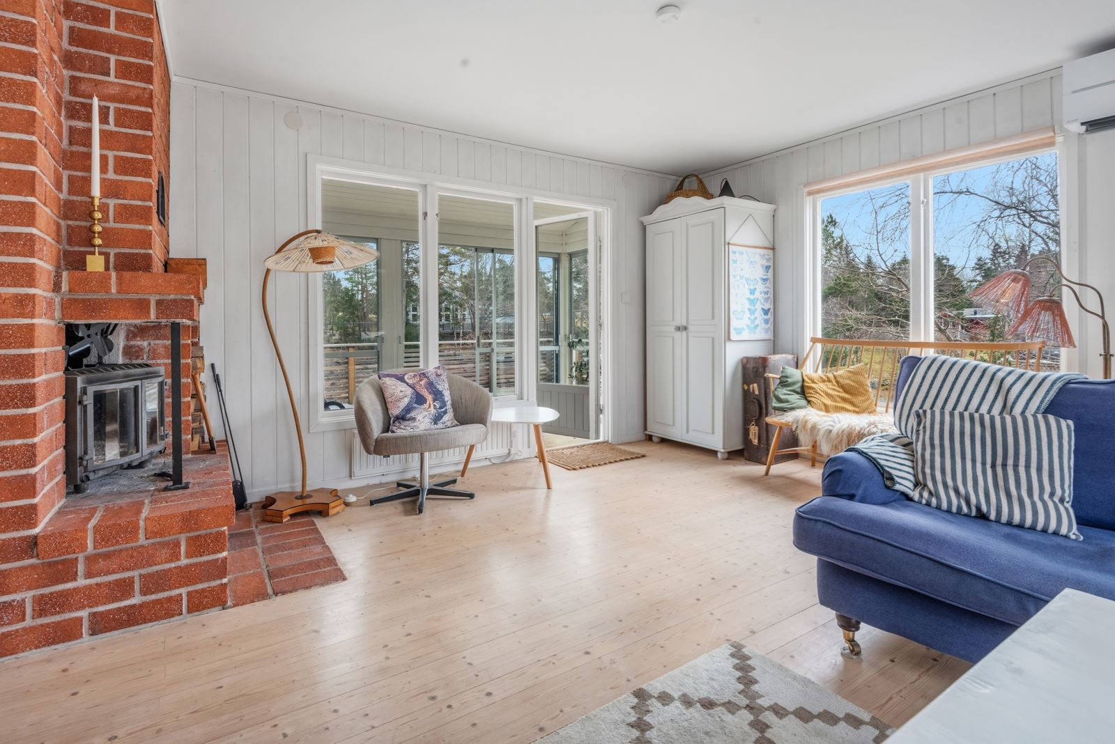 Braskassett, luftvärmepump och tilläggsisolerat tak.