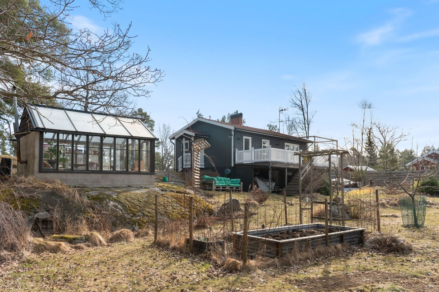 Sommaridyllen på Lillskogsvändan! Orangeri, eget trädgårdsland och ett högt beläget fritidshus!