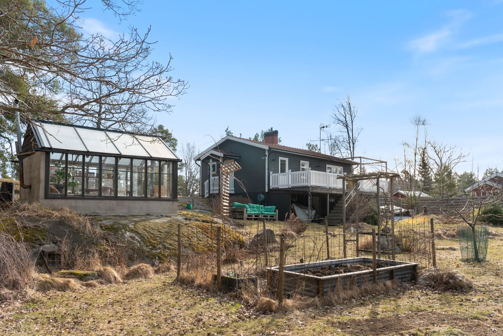 Sommaridyllen på Lillskogsvändan! Orangeri, eget trädgårdsland och ett högt beläget fritidshus!