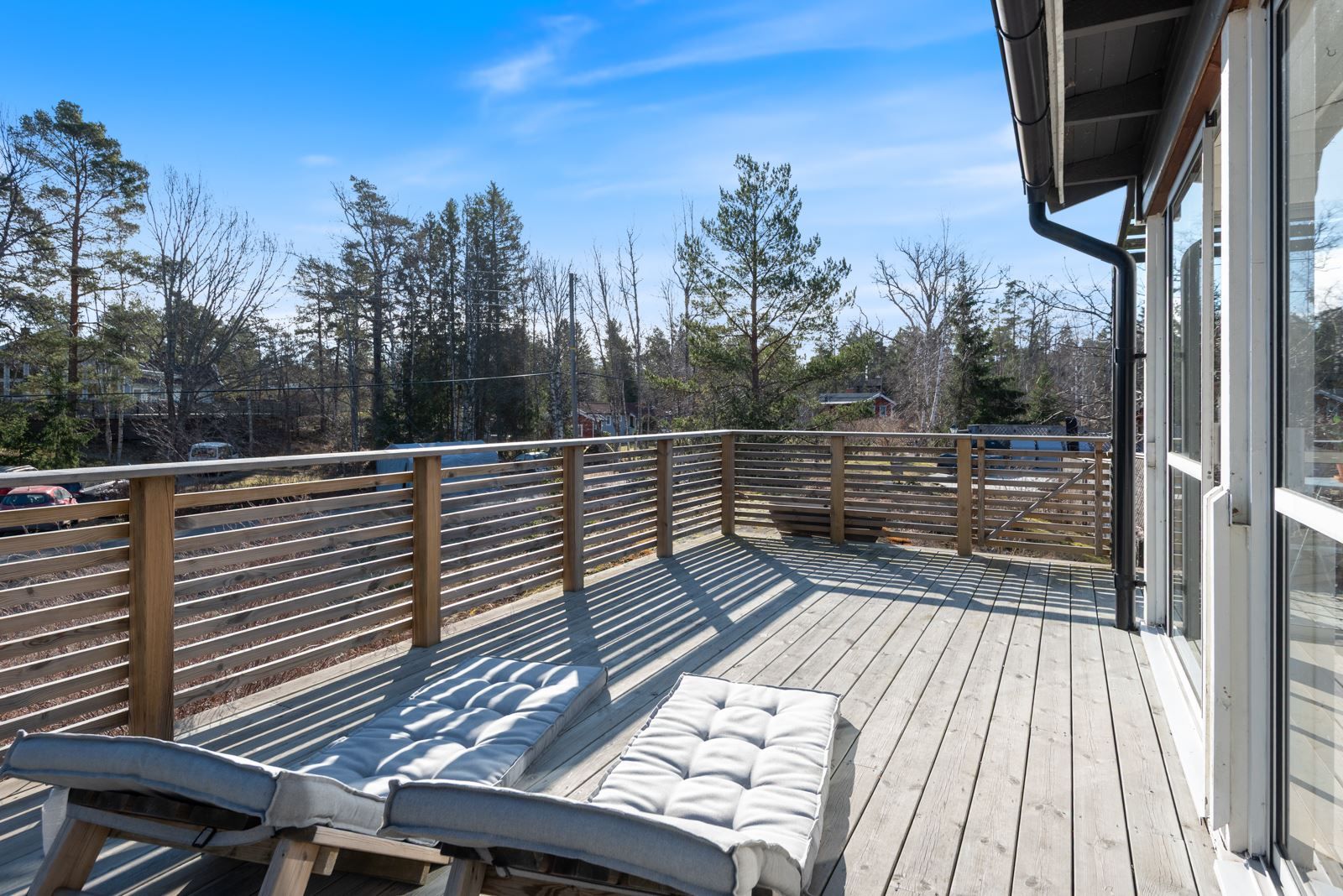 Högt belägen altan i tre väderstreck med sol från morgon till kväll.