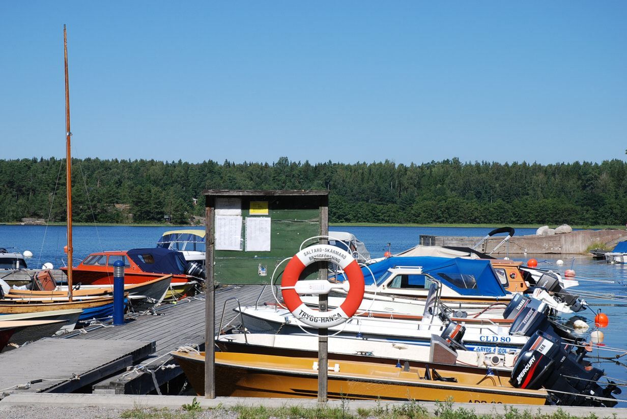 En av flera båtbryggor i området.