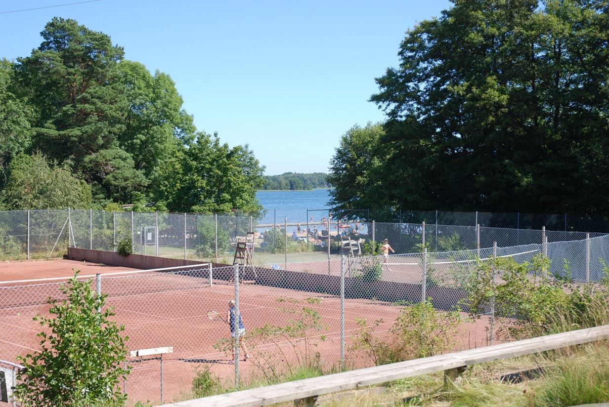 Fina tennisbanor vid stranden.