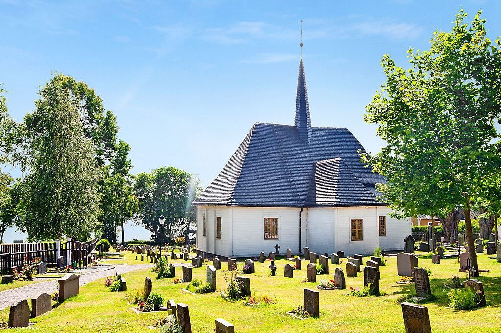 Vackert belägna Djurö kyrka