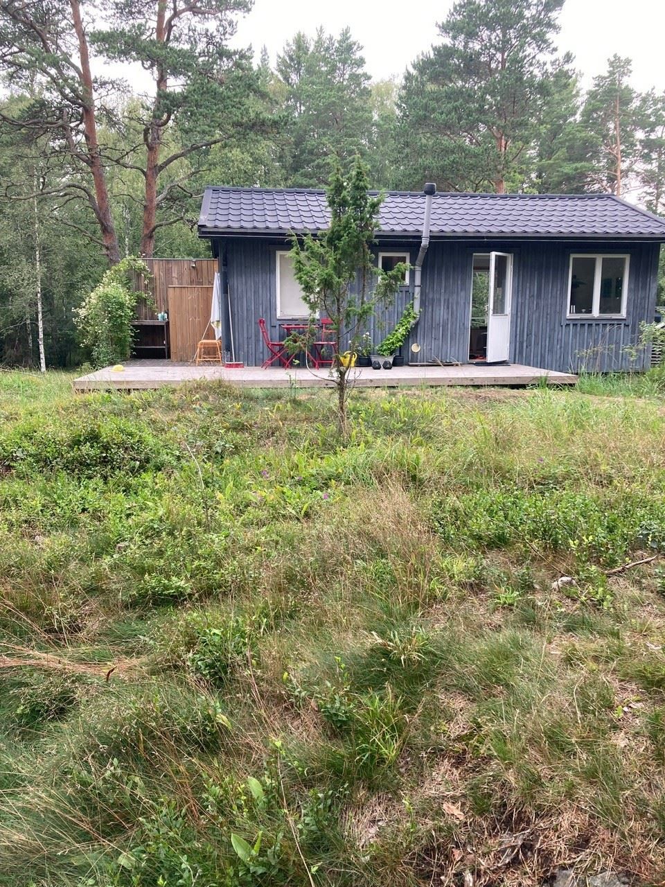 Det nyare huset om ca 40 kvm, uppfört ca år 1975 (Säljarens bild)