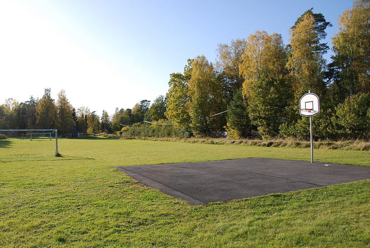 Gemensam fotbollsplan och basketplan