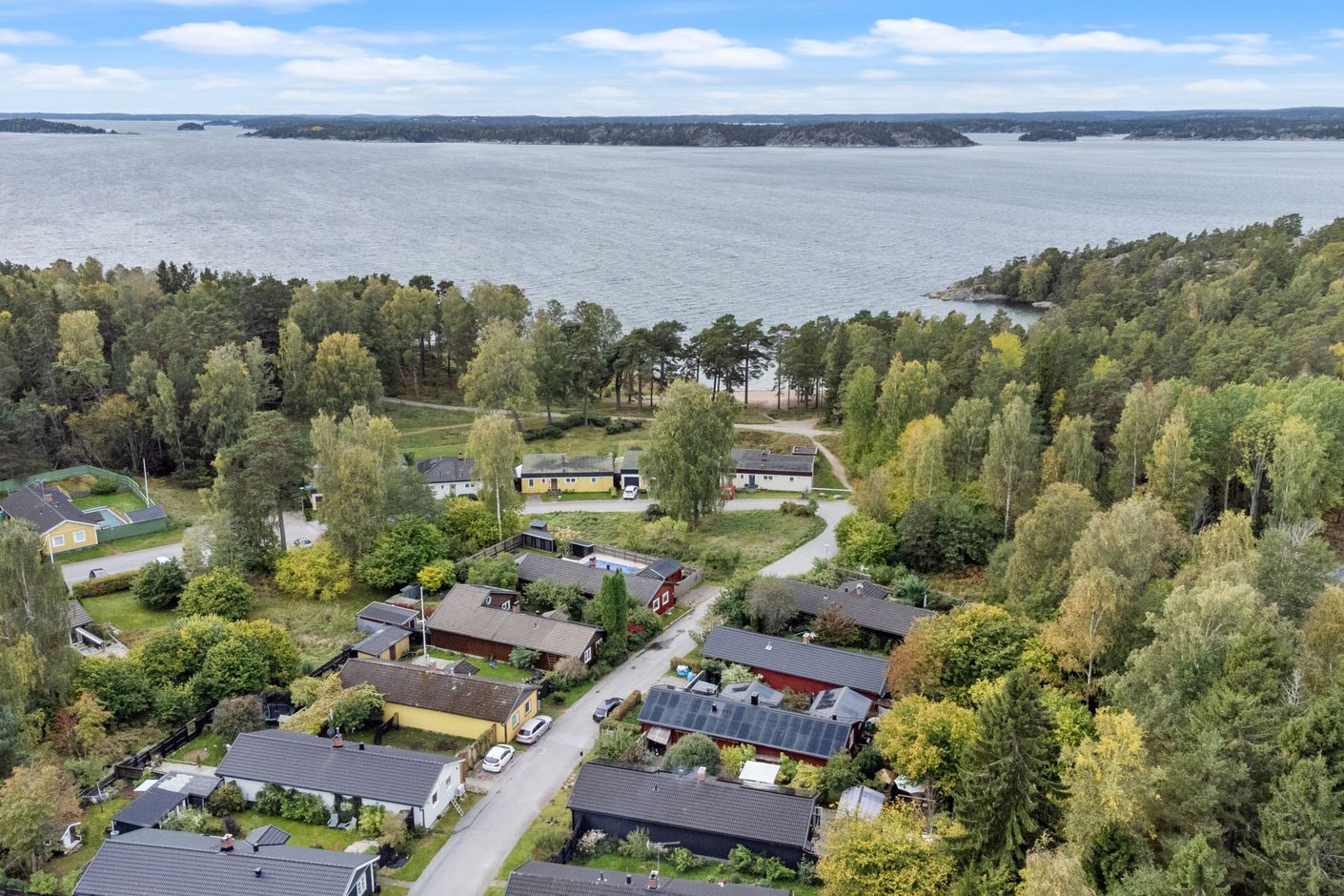 Endast 200 m till en av Värmdös vackraste sandstränder.