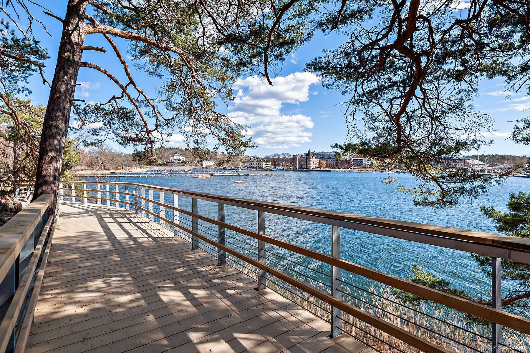 Promenadspång längst med den norra delen av viken