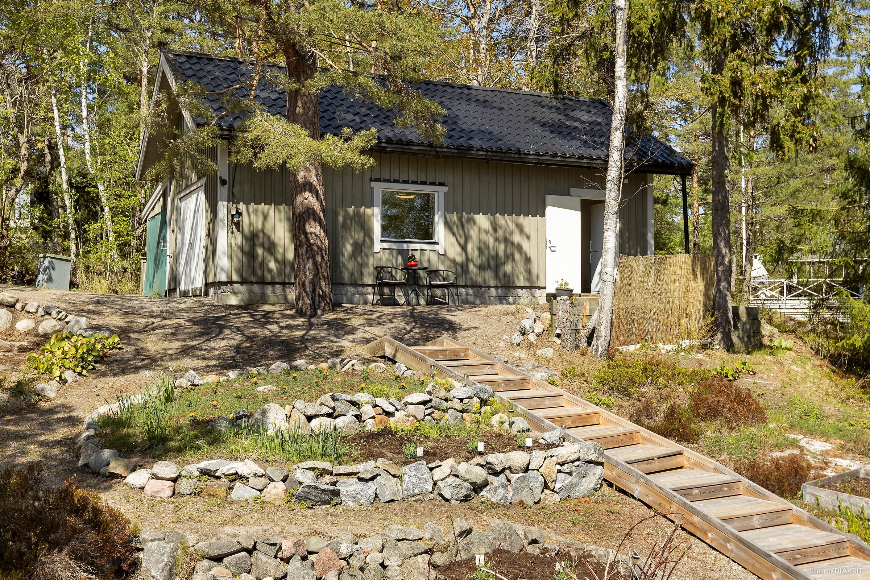 Gästhus med carport och förråd
