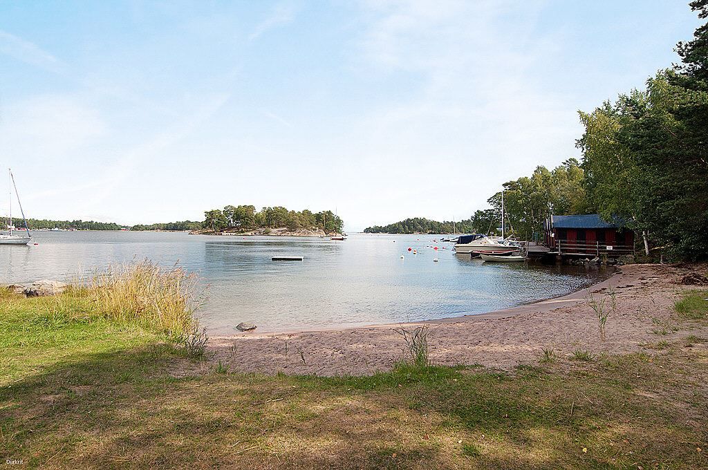 Blick ut mot fjärden på samfälld badplats