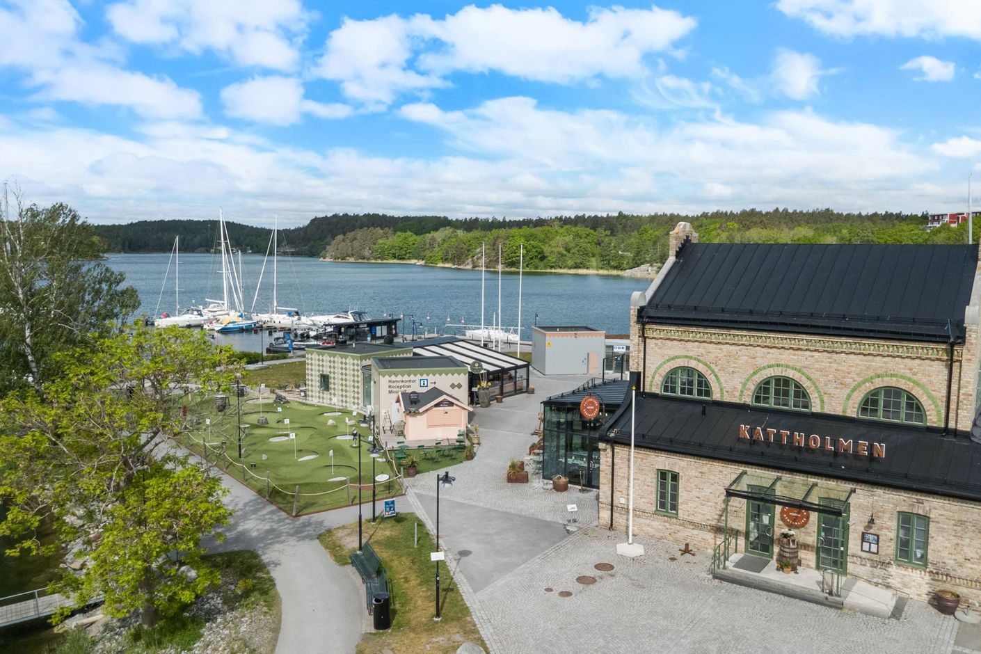 Kattholmen med restaurang, glasskiosk och minigolf