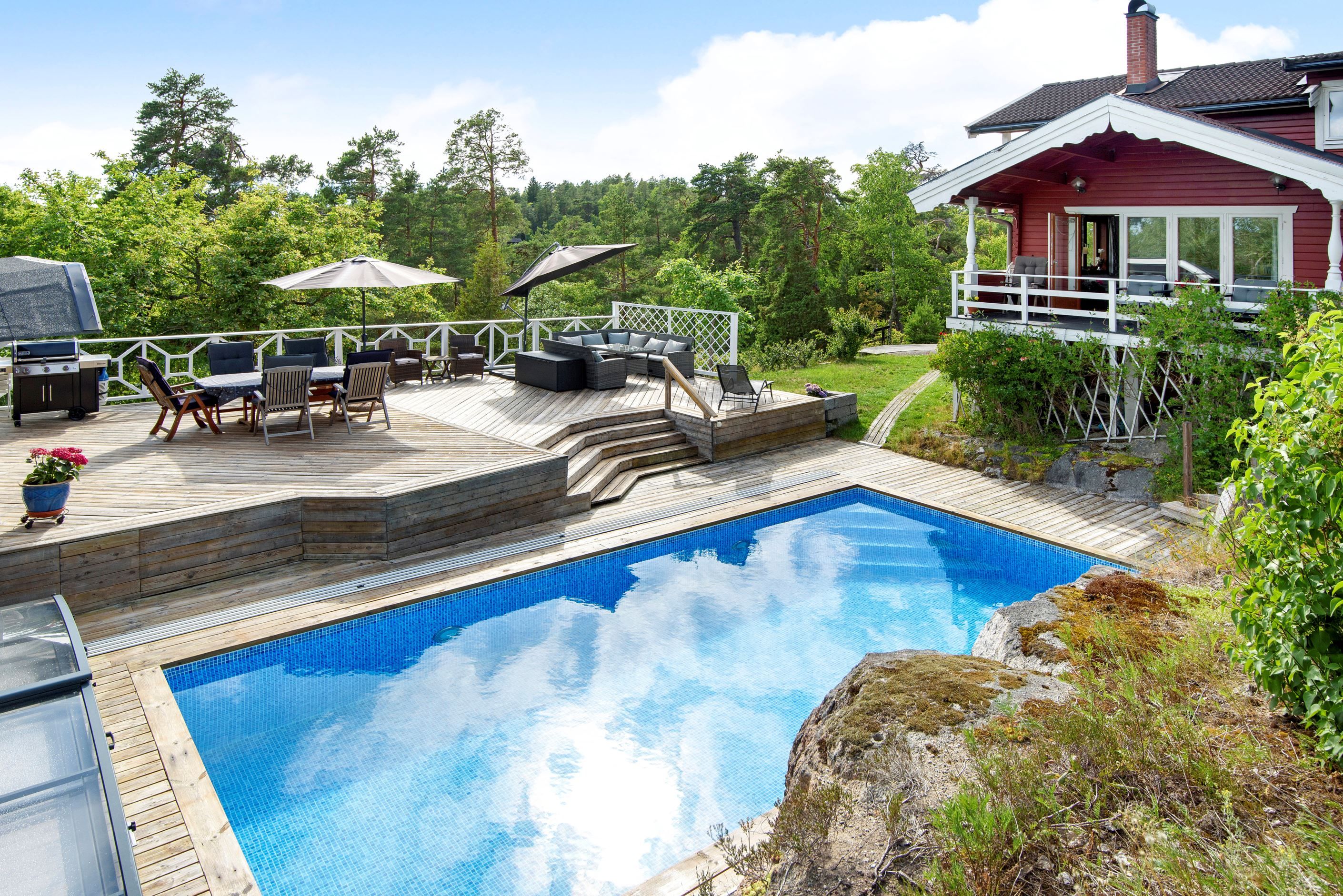 Pool med stort härligt altandäck