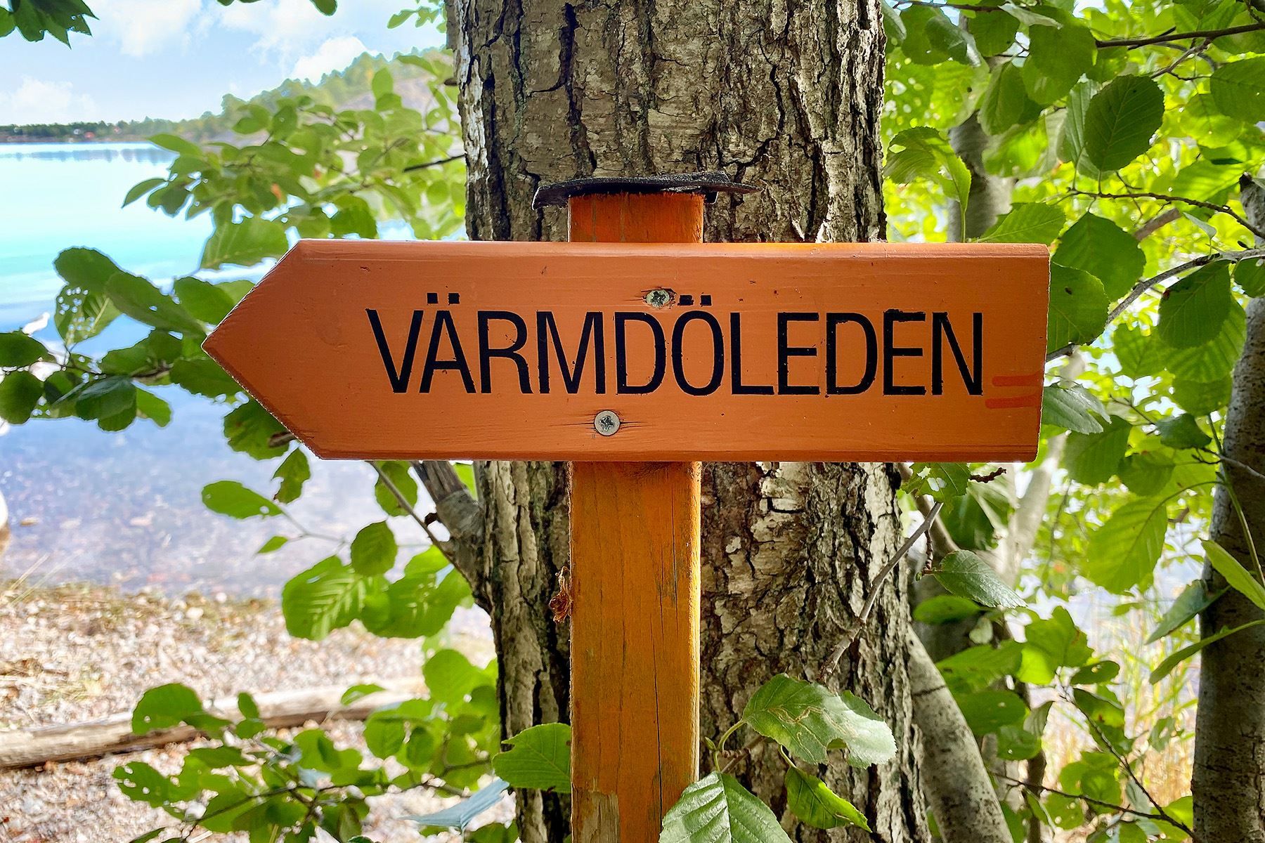 Vandringsleden längs vattnet nedan