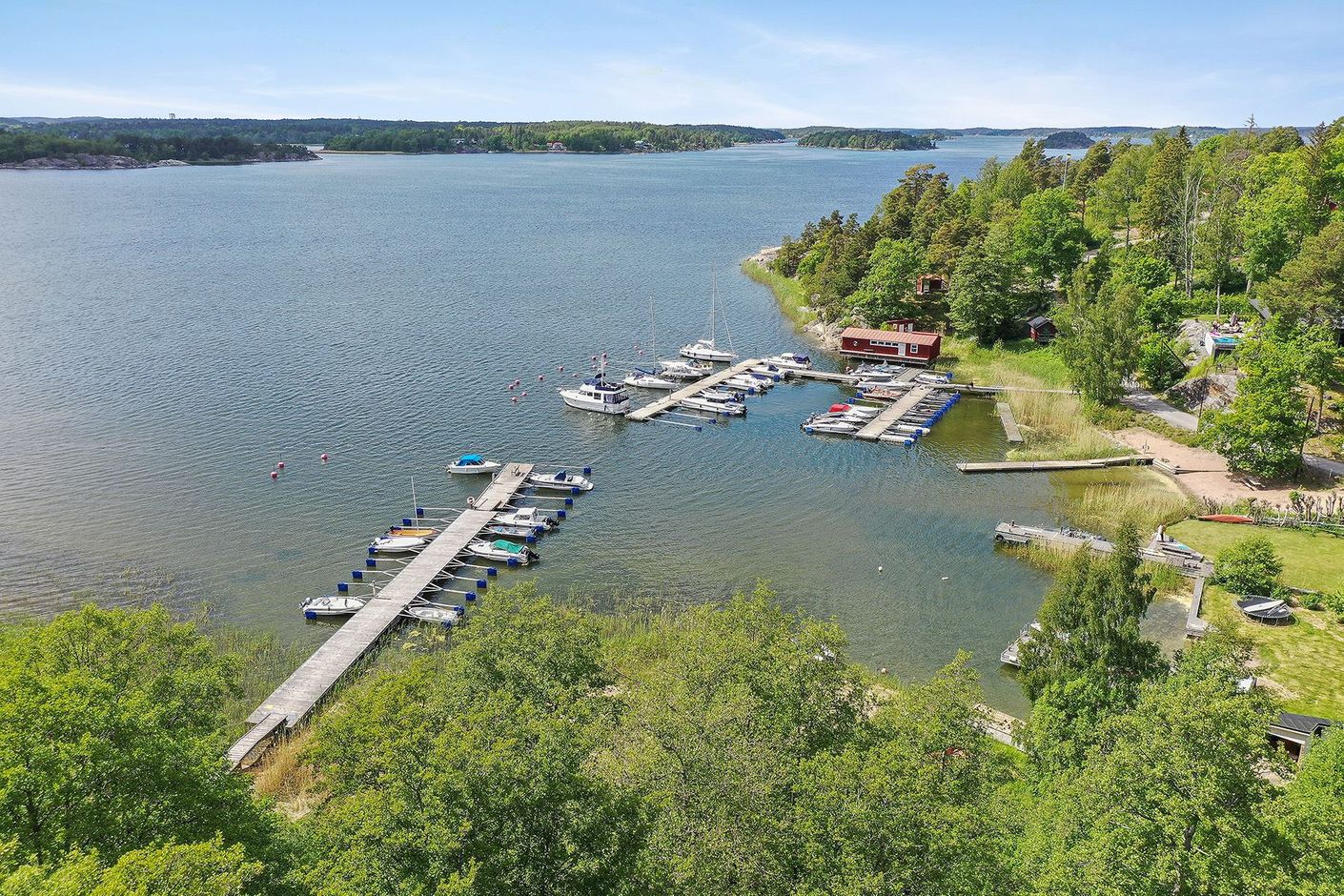Områdets gemensamma bryggor och strand
