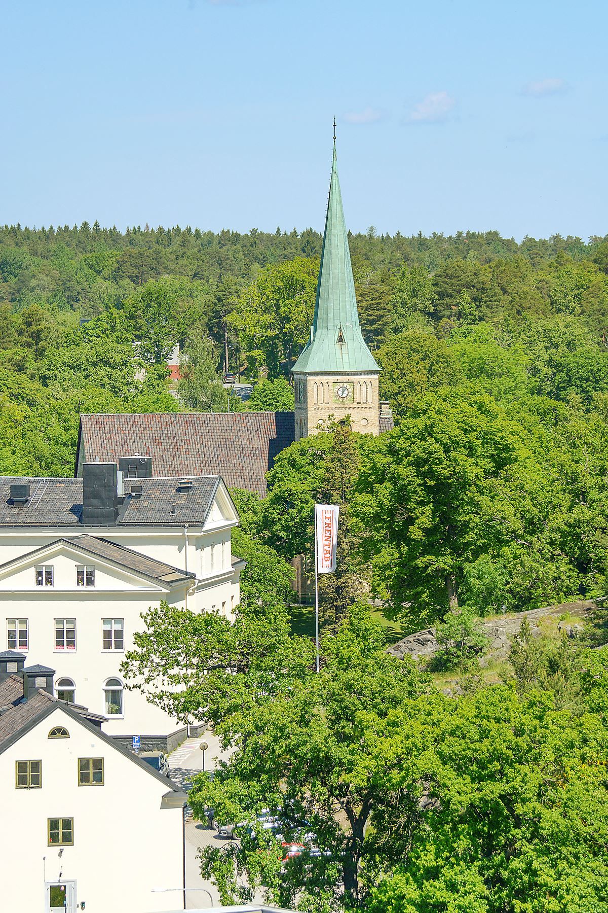 Vy mot kyrkan från takterrassen på Fabrikshuset