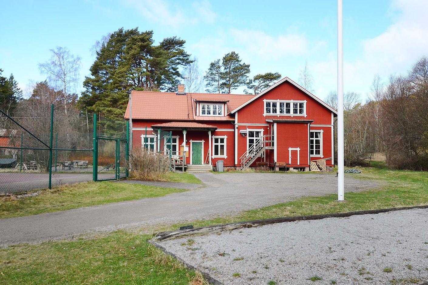 Hembyggdsgården med tennisbana